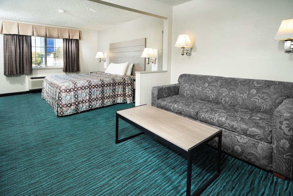 Suite, 1 King Bed with Sofa bed photo 1