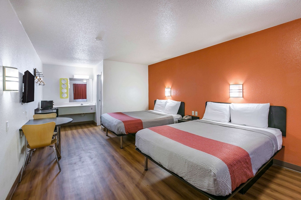 Deluxe Room, 1 Queen Bed, Non Smoking, Kitchenette photo 2