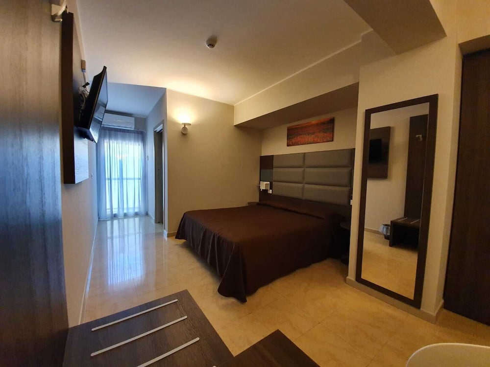 Elite Room, 1 Queen Bed photo 3