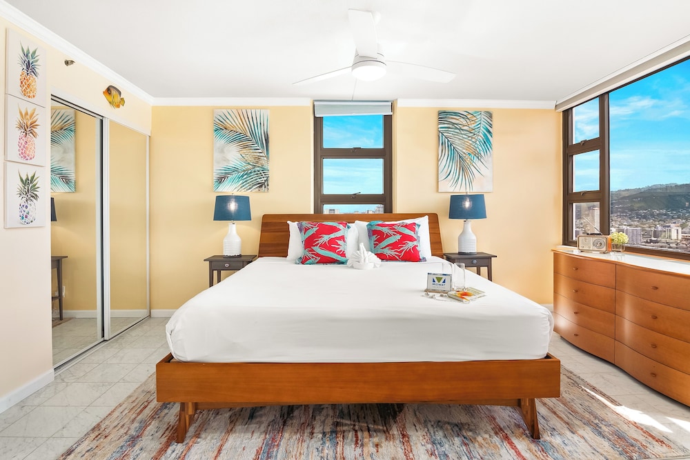 Premium Remodeled Condo with Ocean View and Parking: Condo, 1 Bedroom, Mountain View (0122) photo