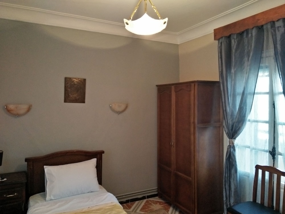 Basic Double Room, 2 Twin Beds, Non Smoking, Shared Bathroom