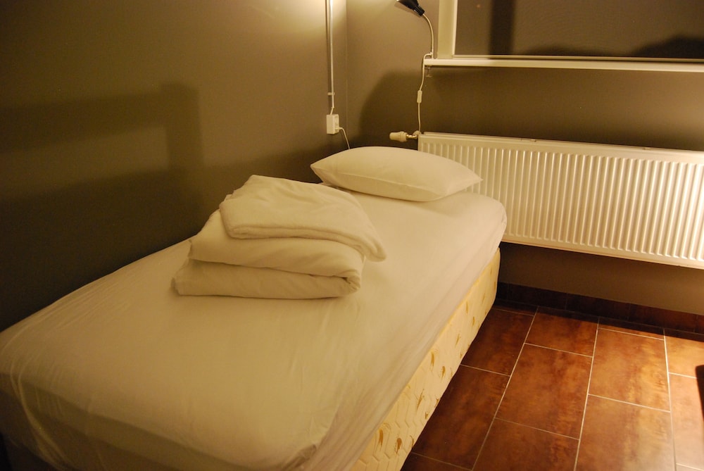 Double or Twin Room, Multiple Beds, Shared Bathroom (Private Room) photo 1