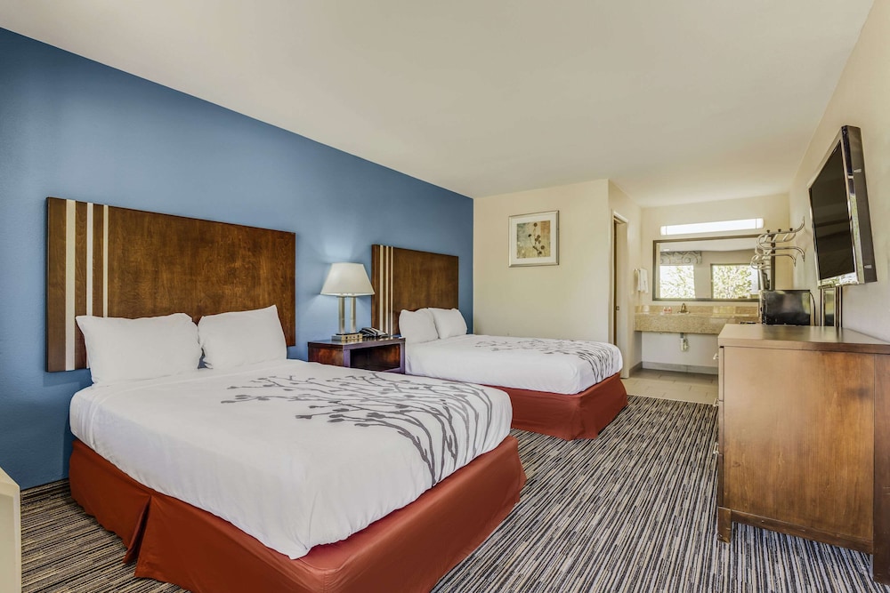 Standard Room, 2 Double Beds, Smoking - Photo 1