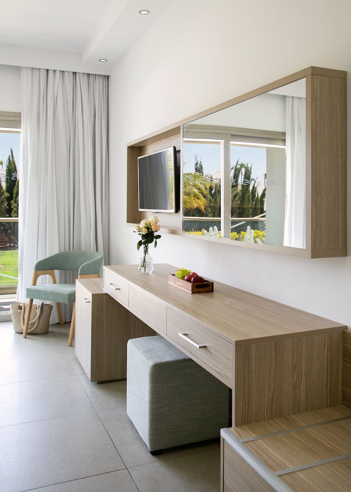 Family Room - Photo 3