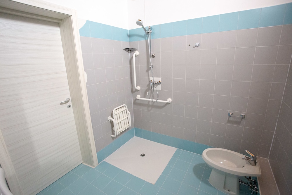 Twin Room - Photo 6