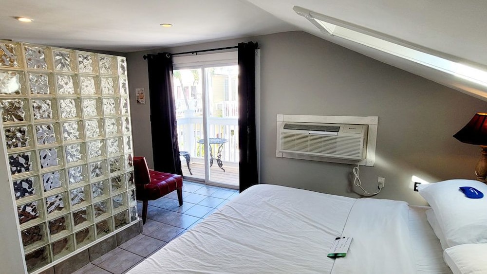 Room 28A - Signature Room - King Bed - Adults Only 21+