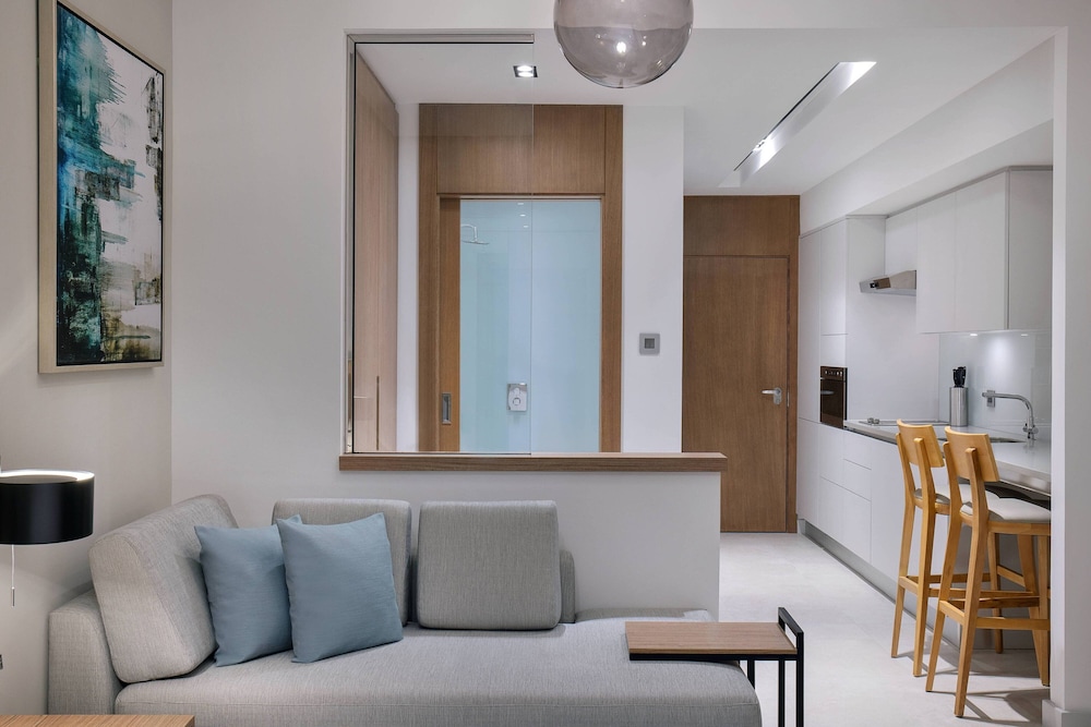Studio Suite, 1 King Bed, Balcony photo 1
