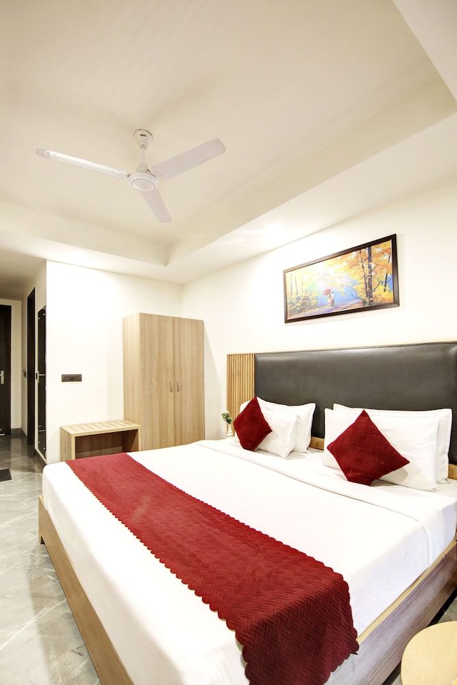 Deluxe Room with City View - Photo 15