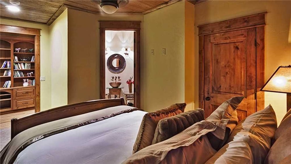 Deluxe House, 4 Bedrooms, Mountain View