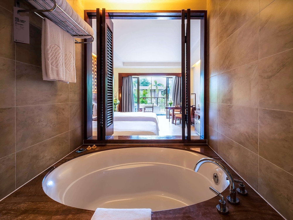 Deluxe Twin Room, 2 Twin Beds, Pool Access - Photo 4