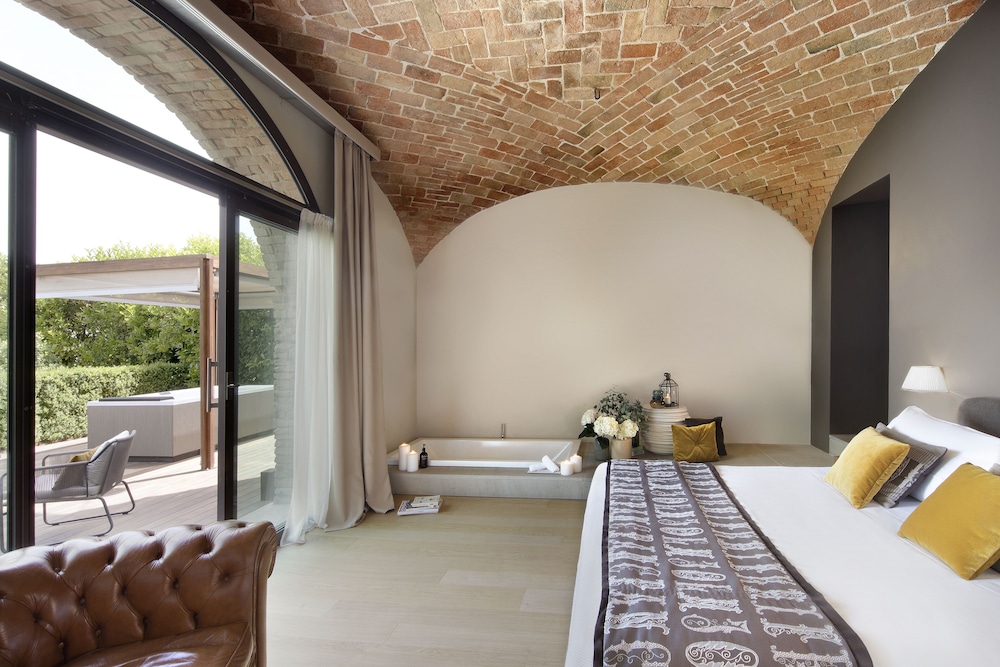 Grand Suite, Hot Tub (Patio) photo 1