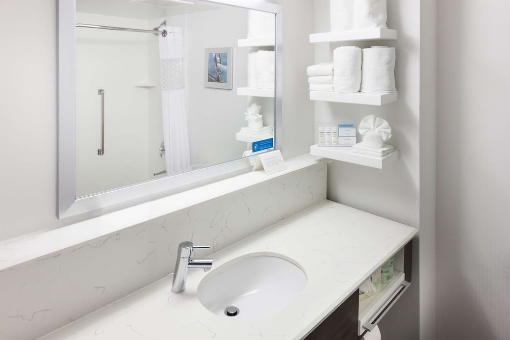 Standard Room, 1 King Bed with Sofa bed, Accessible, Bathtub - Photo 7