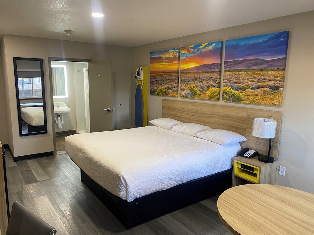 Room, 1 King Bed, Mobility Accessible, Non Smoking (Roll-In Shower) photo 1