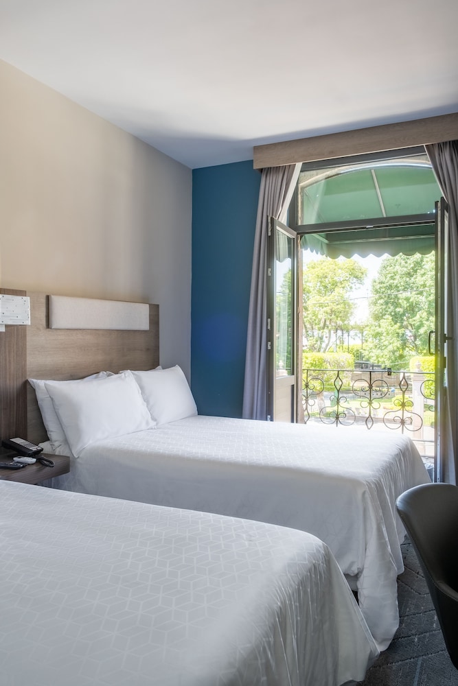 Standard Room, 2 Double Beds, Balcony, City View photo 3