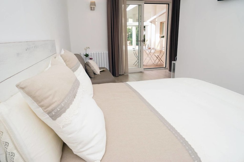Classic Suite, 1 Queen Bed with Sofa bed, Non Smoking, Ensuite photo 3