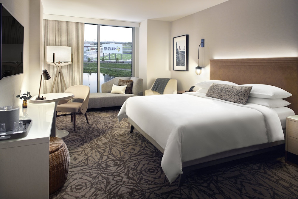 Premier Room, 1 King Bed - Photo 1