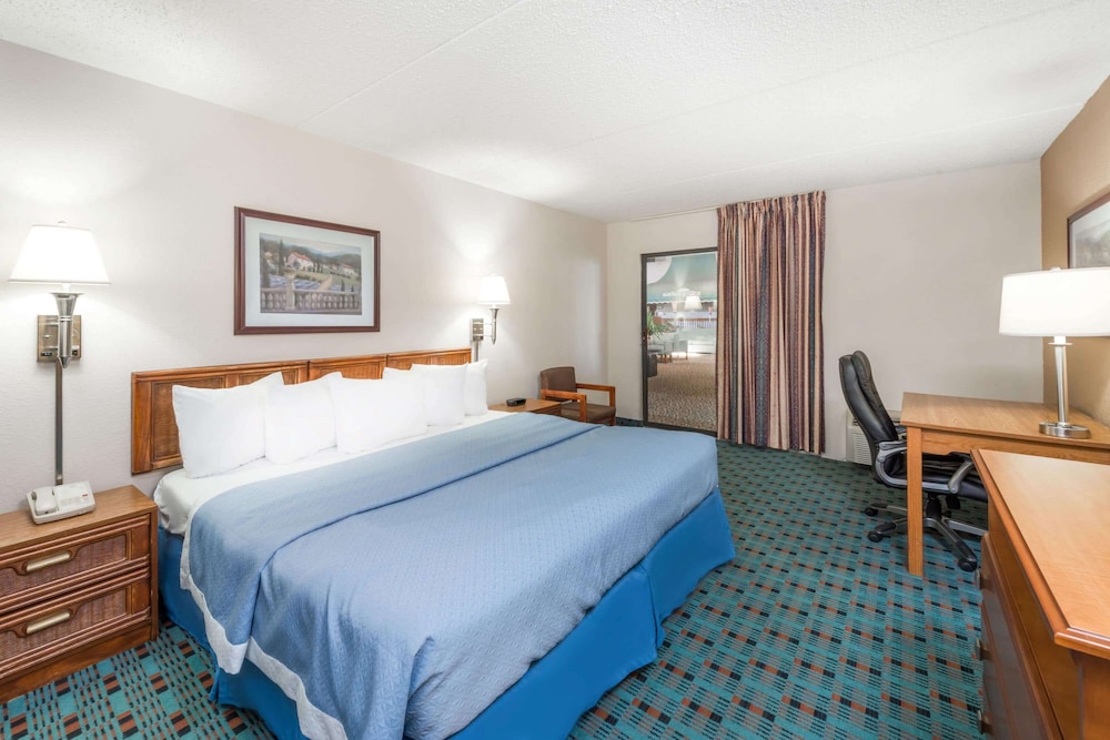 Room, 1 King Bed, Non Smoking (Deluxe Business) photo 1