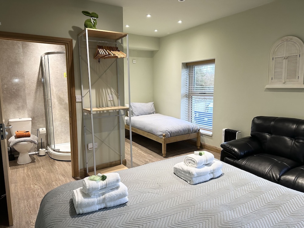 House, Ensuite photo 3