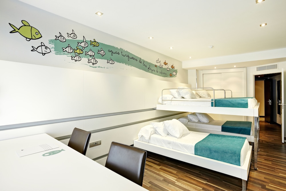 Family Room, Balcony, Sea View thumbnail 5