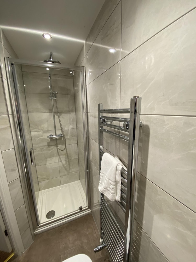 Double Room, Ensuite - Photo 11