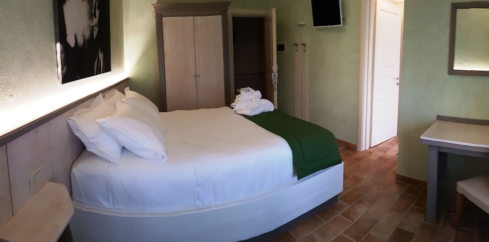 Deluxe Room, 1 Queen Bed photo 2