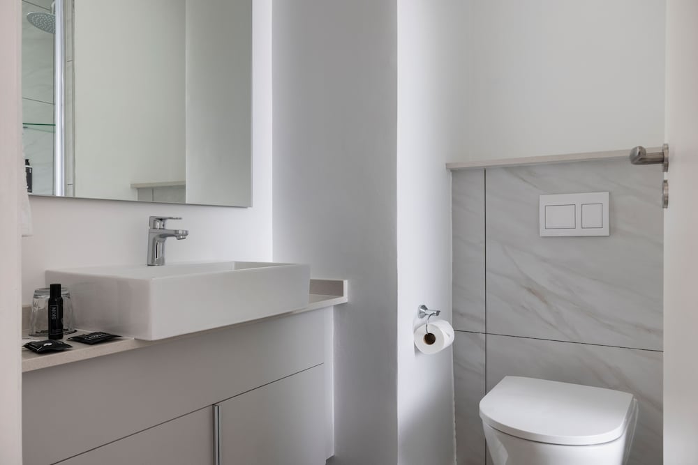 Standard Double Room - Photo 8