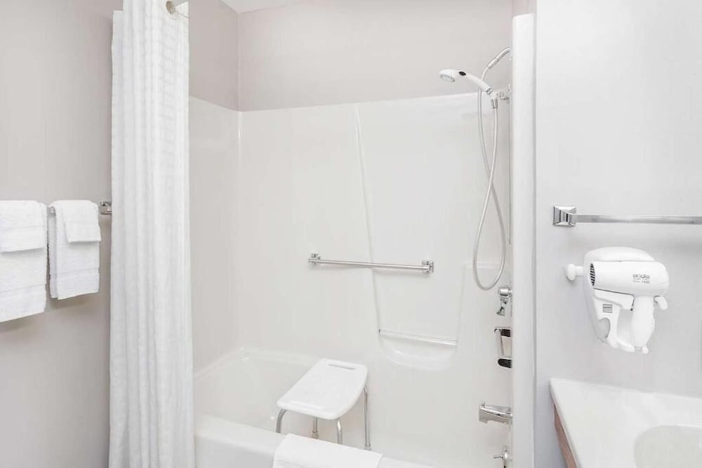 Senior Single Room, 1 Queen Bed, Accessible Bathtub