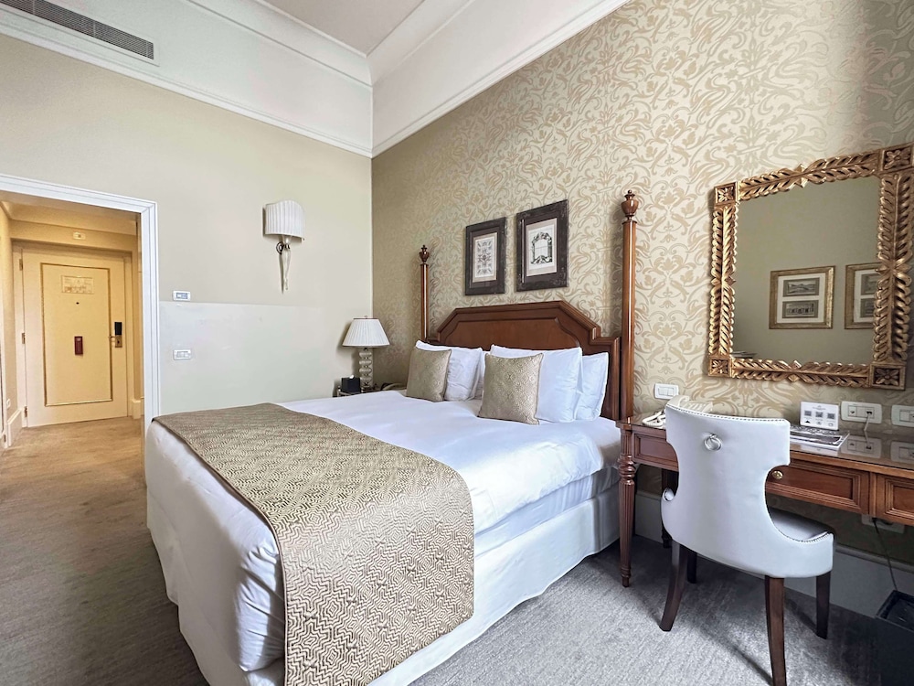Superior King Room with One King Bed (Non Smoking) thumbnail 6