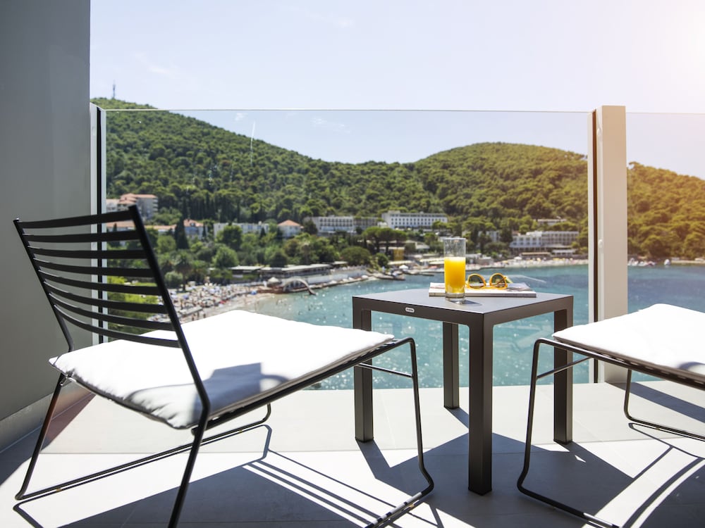 Superior Double Room, Balcony thumbnail 5