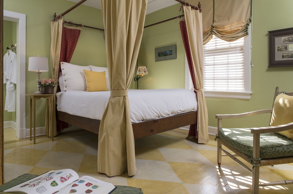 Classic Room, City View (Webster Hitchens)