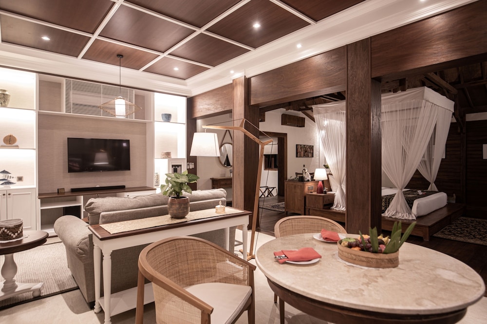 Deluxe Beachfront Residence thumbnail 6