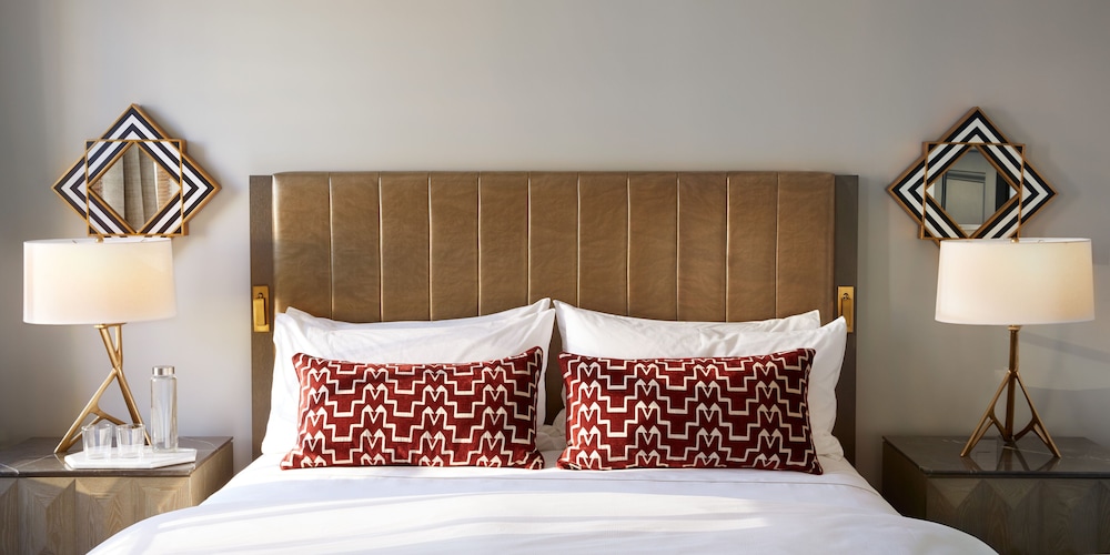 Landmark Suite, 1 King Bed Accessible - Photo 3