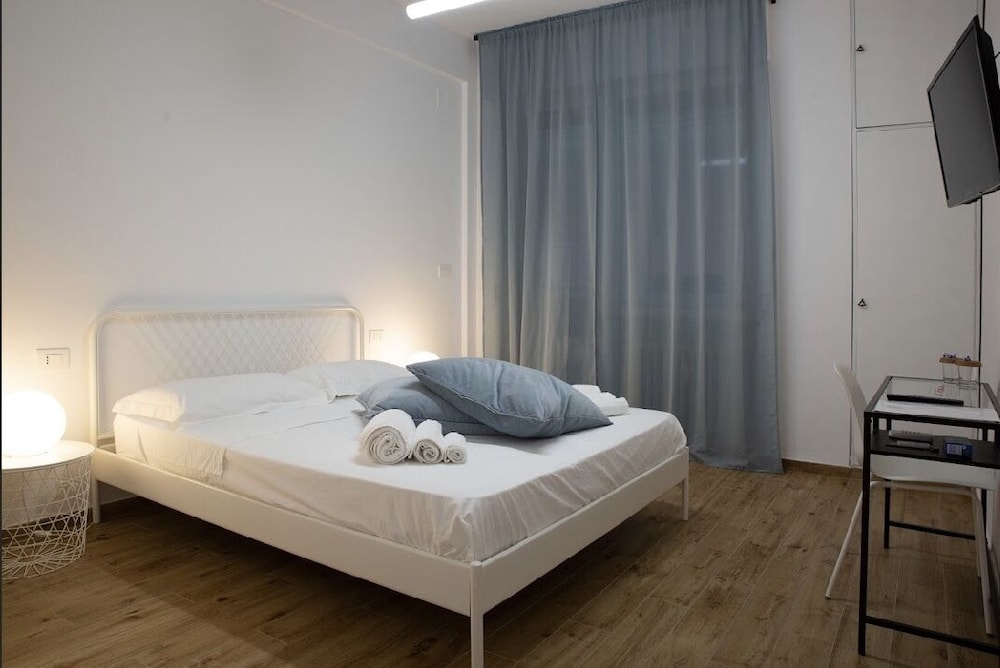 Double Room, 1 Queen Bed photo 1