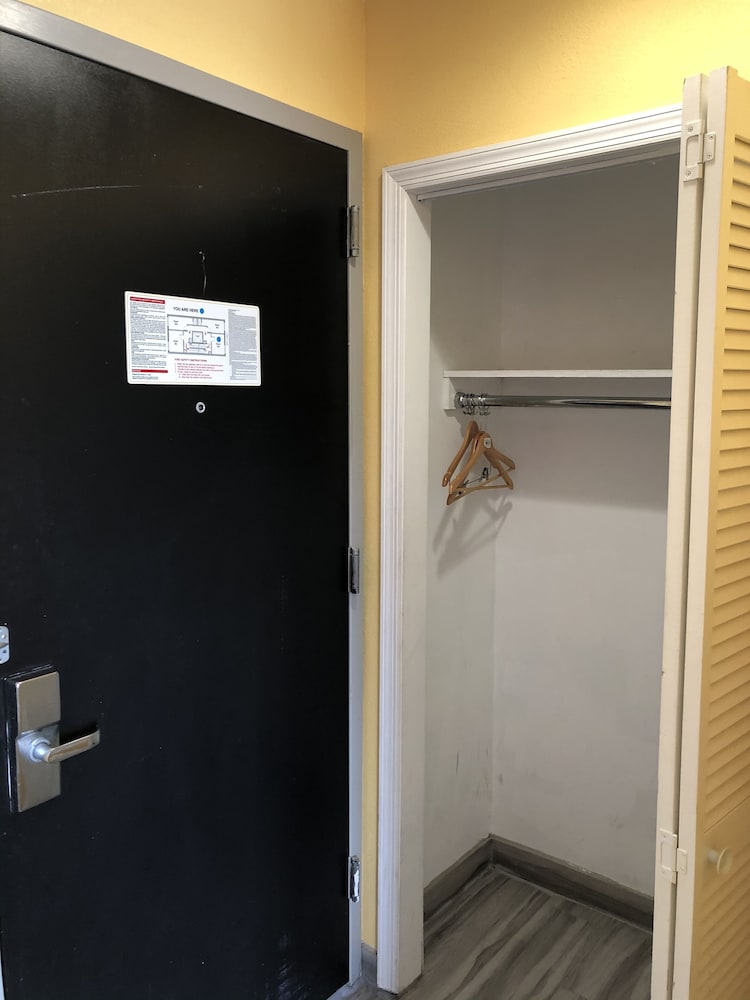 Single Room, 1 King Bed, Non Smoking - Photo 10