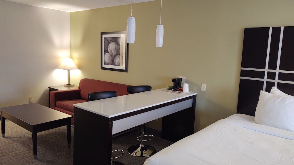 Junior Suite, 2 Queen Beds, Non Smoking, Refrigerator & Microwave photo 2
