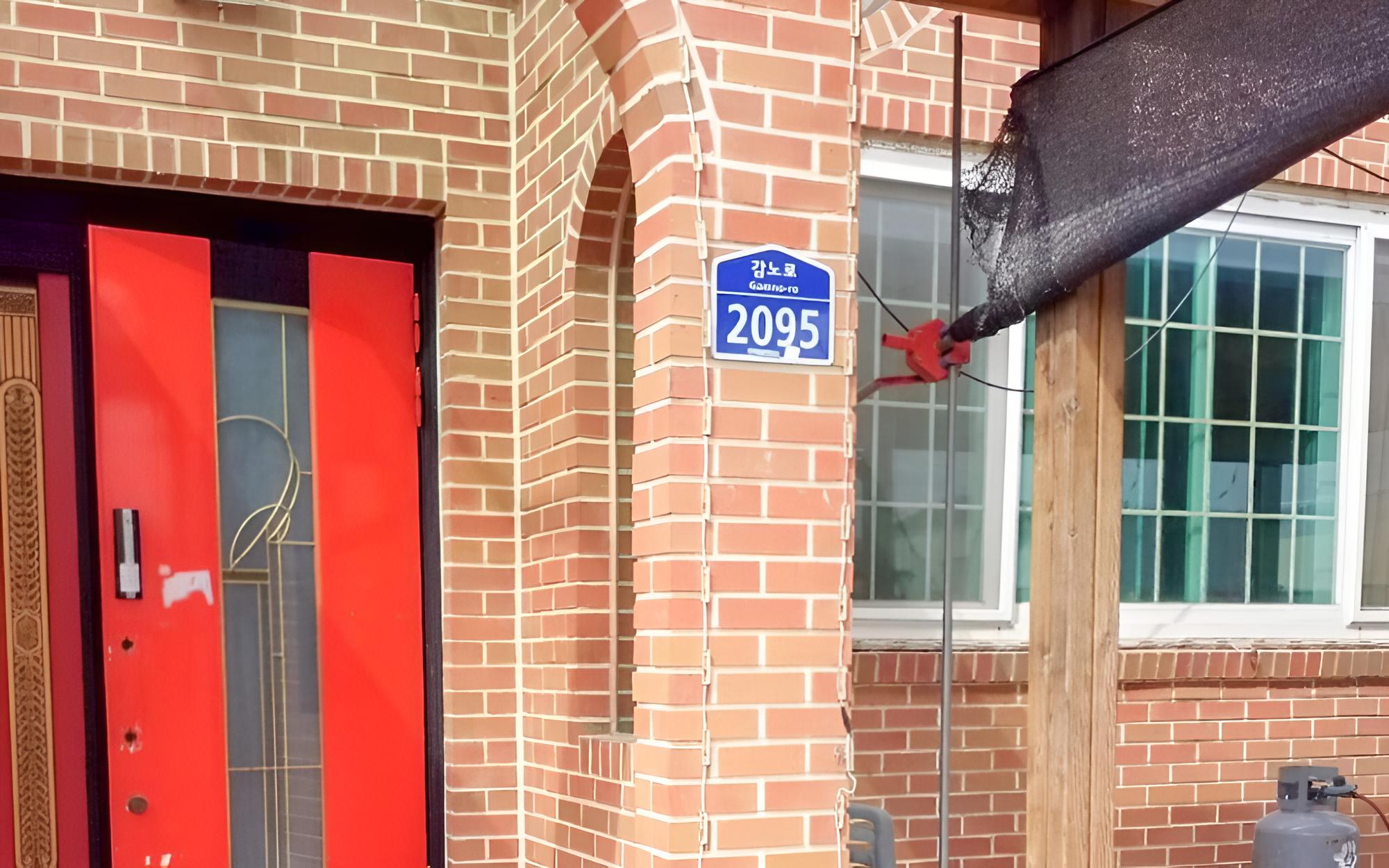 Room (Room 102) - Photo 7