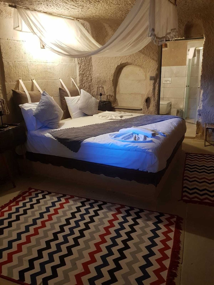 Deluxe Cave Room
