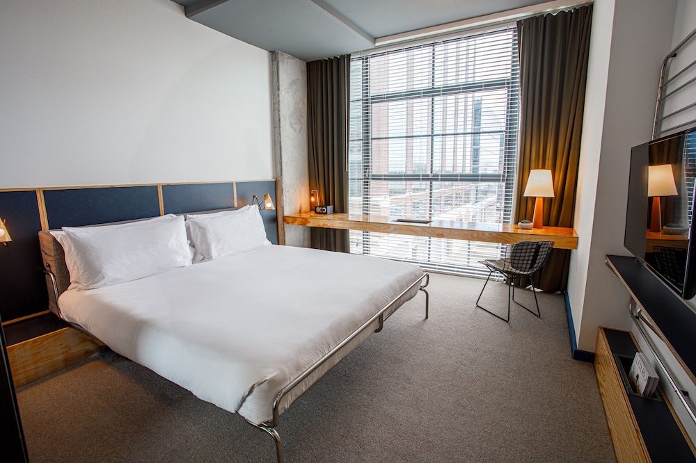Deluxe Room, 1 King Bed (Deluxe King) photo 1