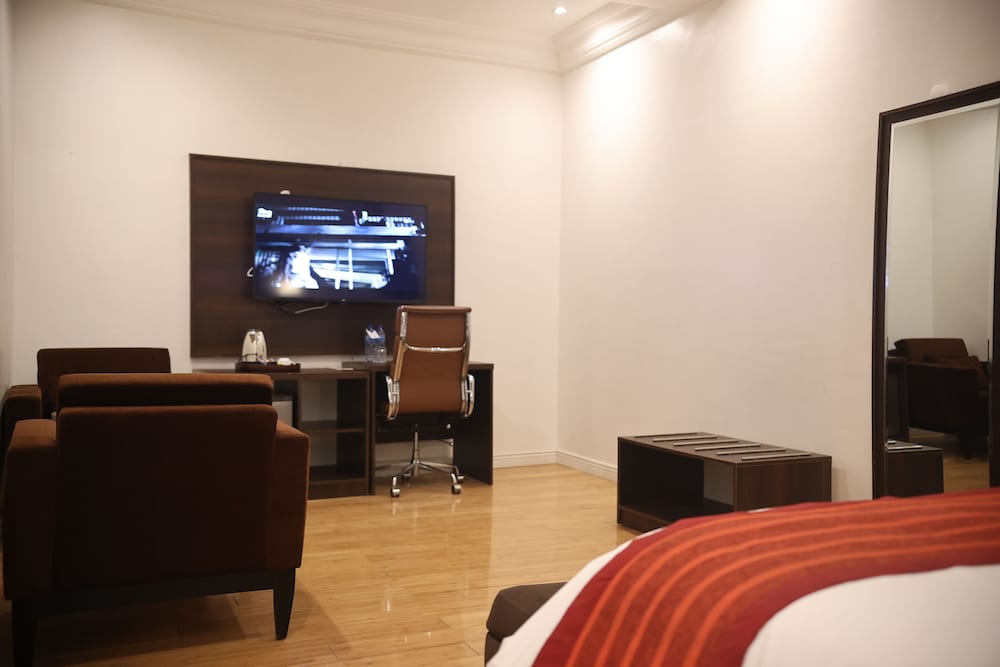Business Suite, 1 Queen Bed, Non Smoking photo 3