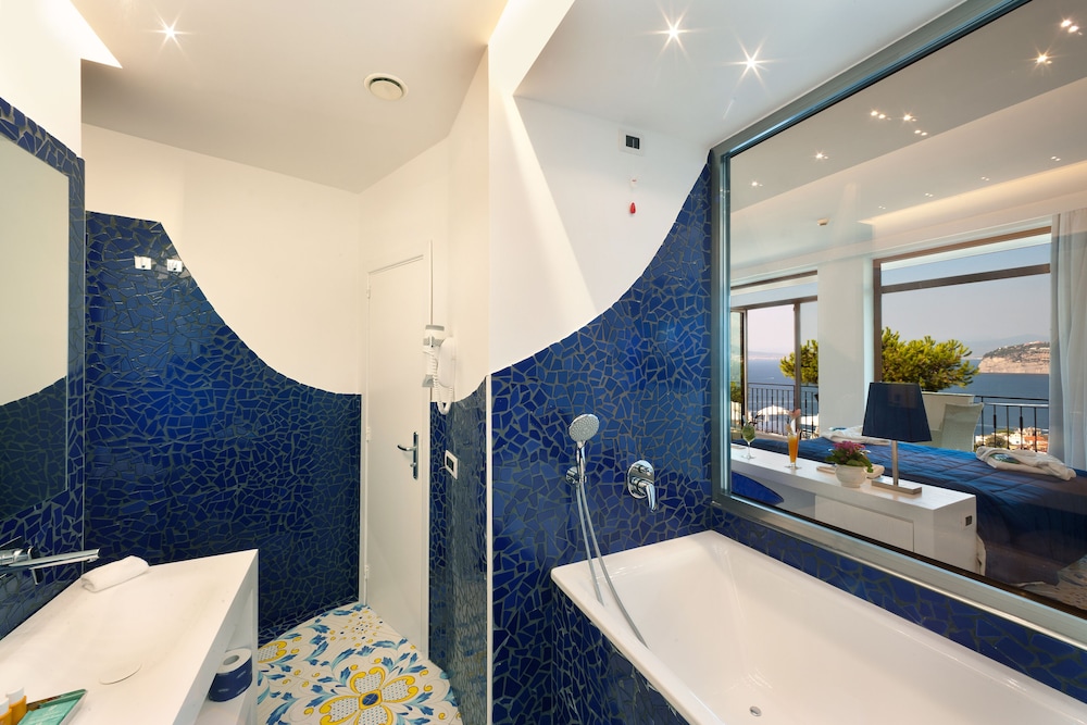 Royal Suite, Hot Tub, Sea View - Photo 3