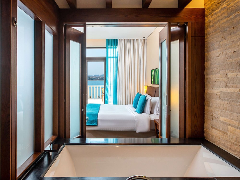 Luxury Room, 1 King Bed, Balcony, Sea View thumbnail 5