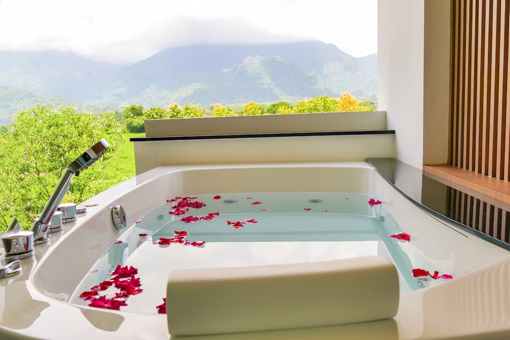 Panoramic Jacuzzi Suite - Photo 6