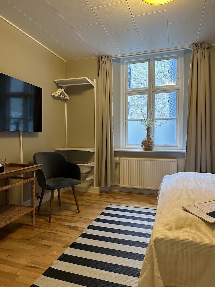Superior Double Room, 1 Queen Bed, Non Smoking, Courtyard View (Medium+) thumbnail 5