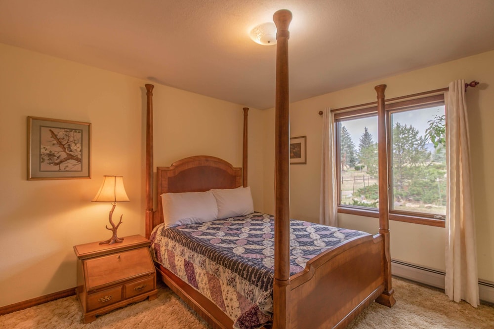 North Ridge #29 (3BR House with Large Living Room, Fireplace)