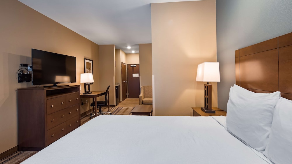 Suite, 1 King Bed, Non Smoking, Refrigerator & Microwave photo 3