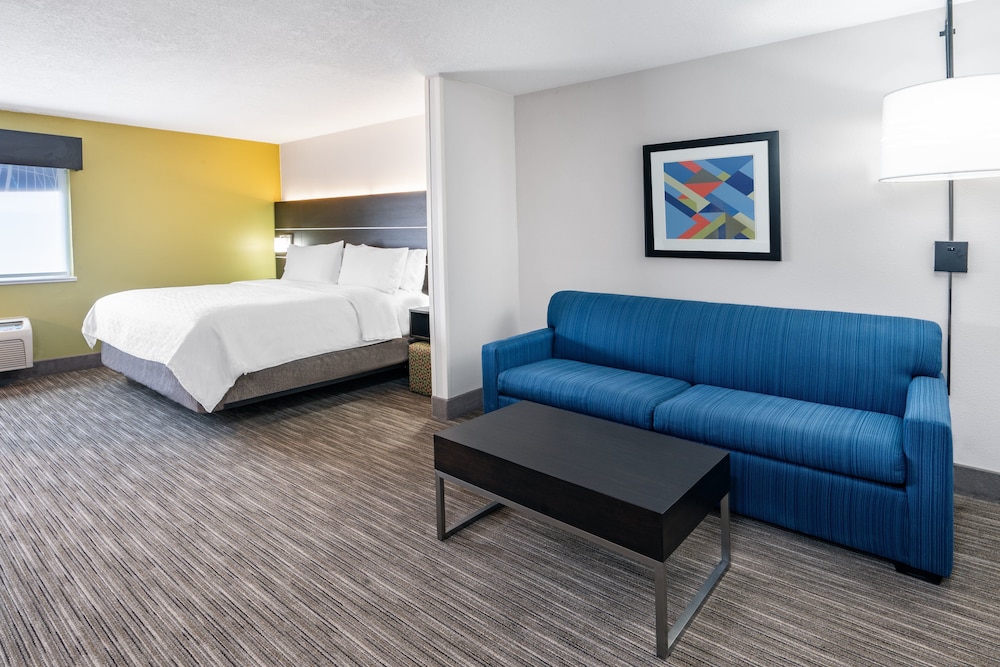 Suite, 1 King Bed - Photo 2