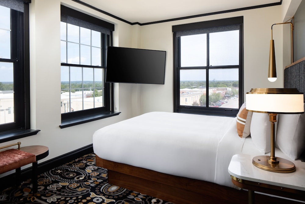 Suite, 1 Queen Bed, Corner - Photo 8