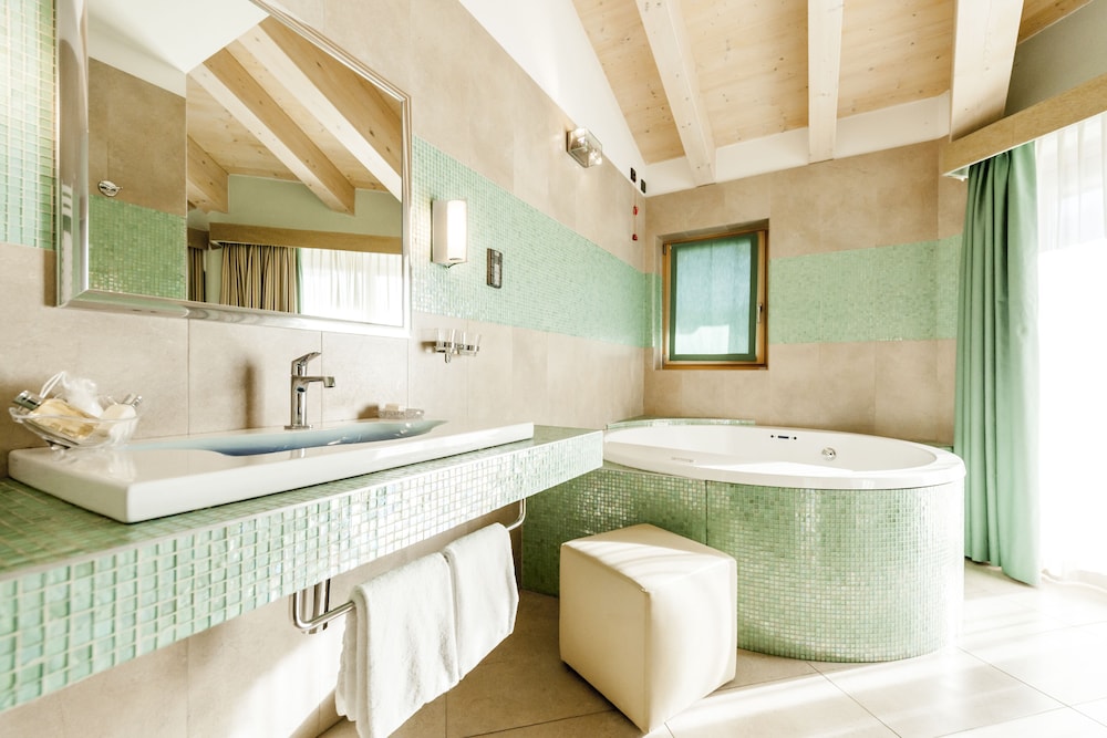 Deluxe Suite, Jetted Tub - Photo 24