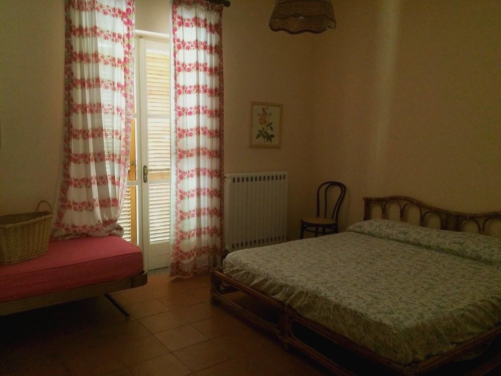 Double Room, Shared Bathroom (Rose) photo 3