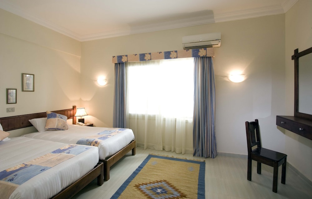Junior Suite, 1 Bedroom, Non Smoking, Pool View photo 2